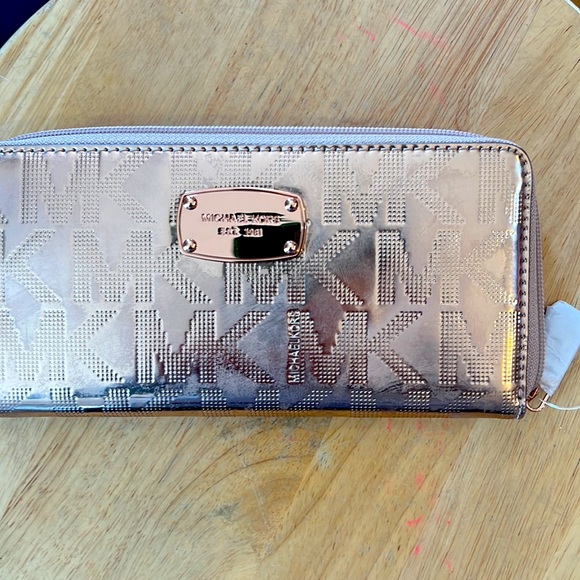 Selling the satchel and the clutch together but can be sold separately. - Picture 5 of 8